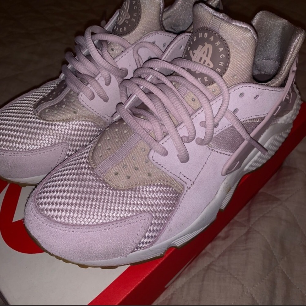 Limited Edition Nike Air Huaraches (Lilac)